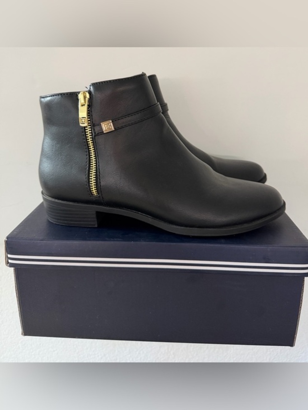 Liz Claiborne Roth Black Ankle Boots Women's 9 W Memory Foam Gold Zippers